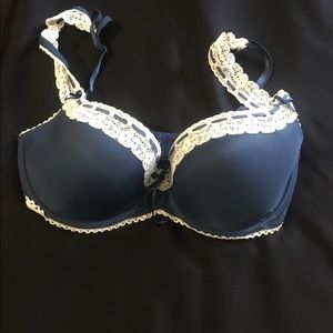 Elle Macpherson Bra size 32D